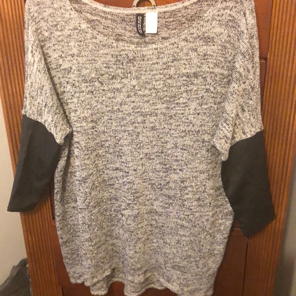 Gray and black speckled faux leather sleeve top!🤗